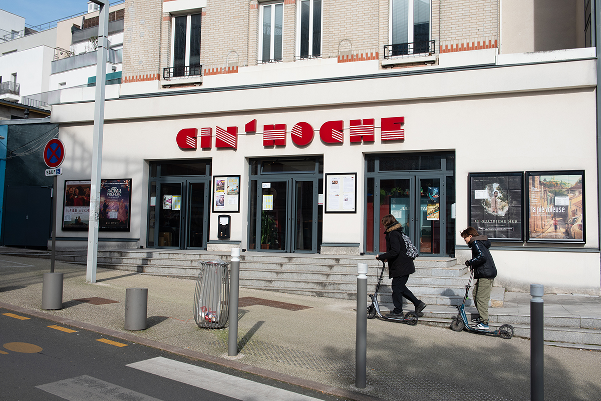 deux jeunes ados passent en trotinnette devant le Cin'Hoche de Bagnolet deux jeunes ados passent en trotinnette devant le Cin'Hoche de Bagnolet